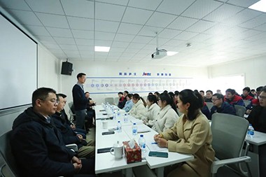 2023, een nieuwe reis Voorzitter Mr He van Jwell Machinery wenste alle medewerkers een gelukkig nieuwjaar in de fabriek in Zhejiang!